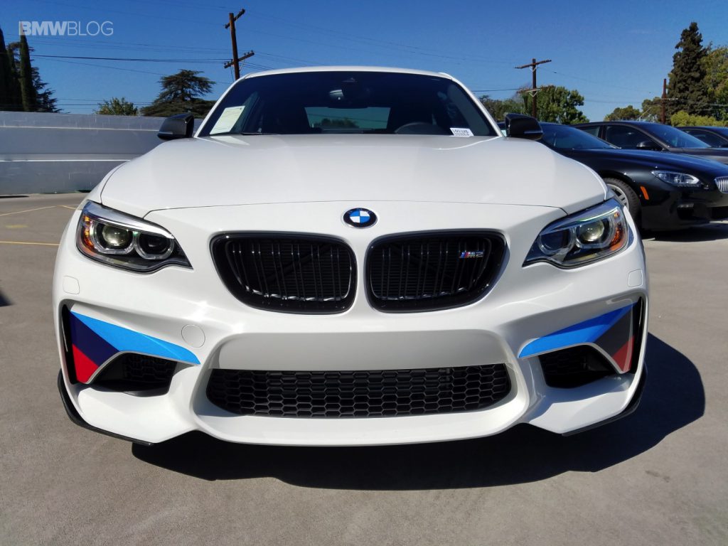 El BMW M2 blanco alpino se engalana con piezas M Performance