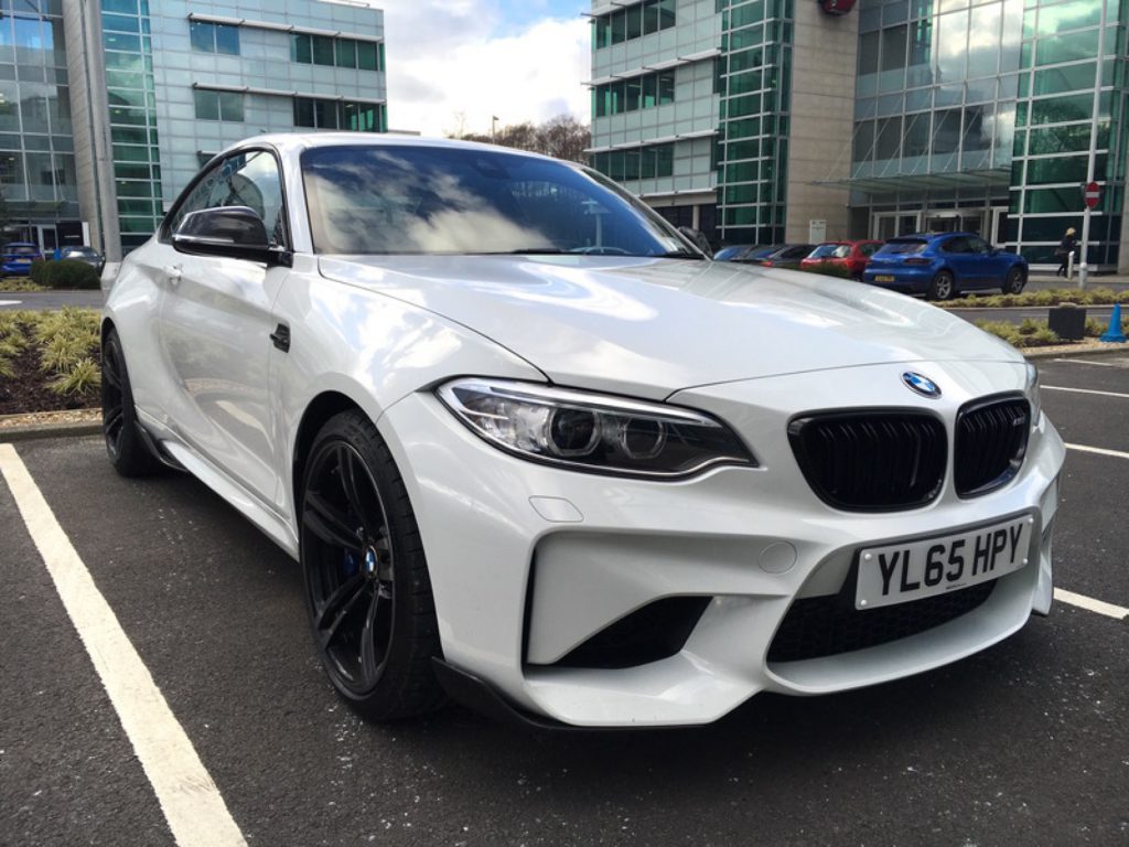 BMW M2 en blanco alpino con piezas M Performance