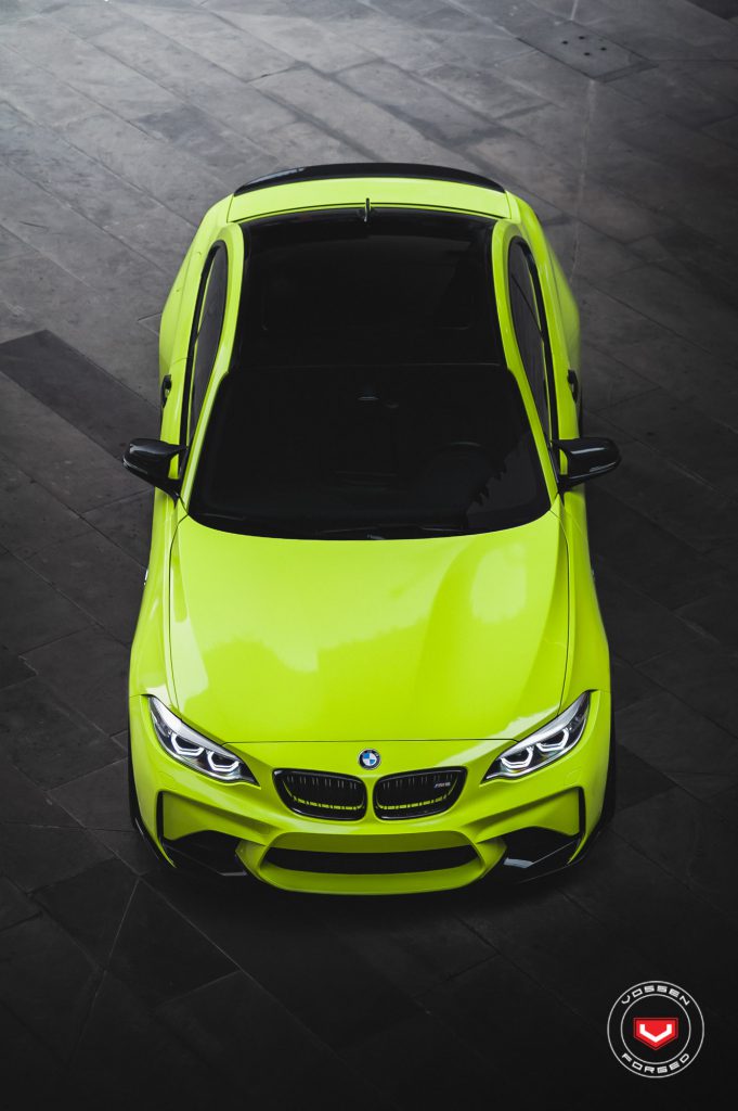 BMW M2 verde lima con llantas Vossen