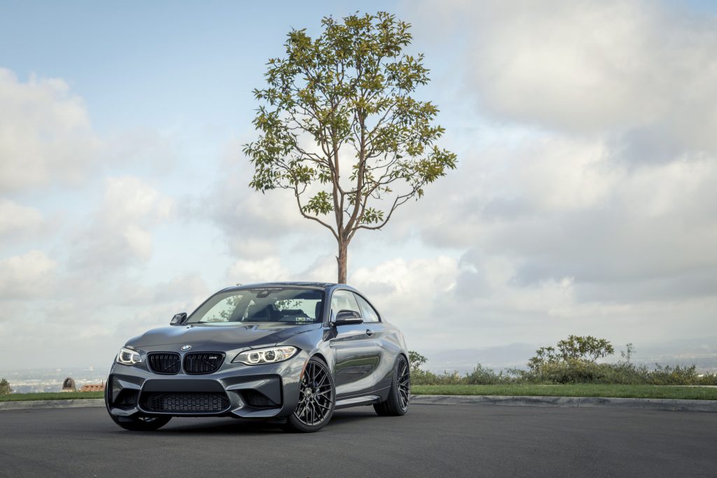 BMW M2 en gris mineral con llantas Vorsteiner V-FF 107