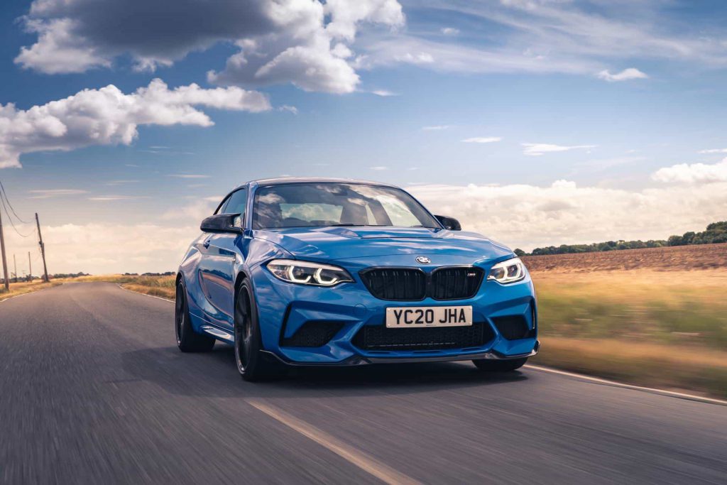Aquí está el BMW M2 CS yendo a toda velocidad por la Autobahn