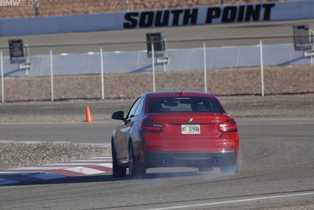 Escucha el sonido del escape y del motor del BMW M235i