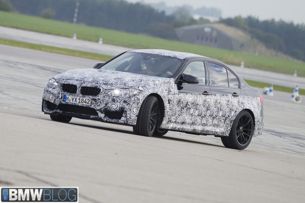 El piloto de carreras del DTM Bruno Spengler ayuda a poner a punto el chasis del BMW M4