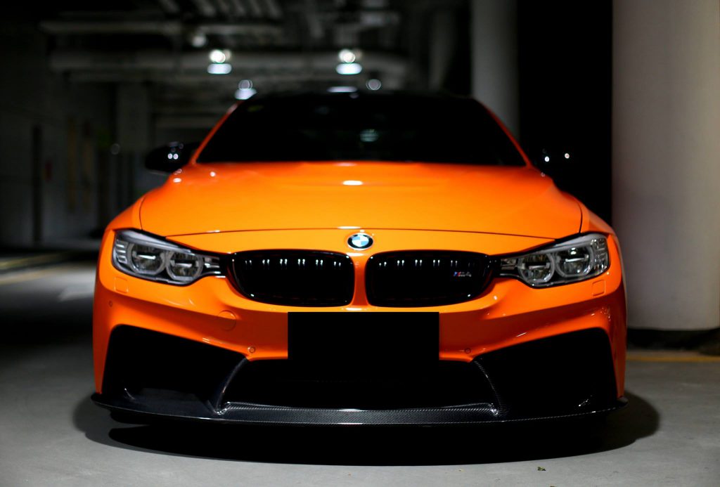 El BMW M4 naranja fuego recibe piezas aerodinámicas de diseño 3D
