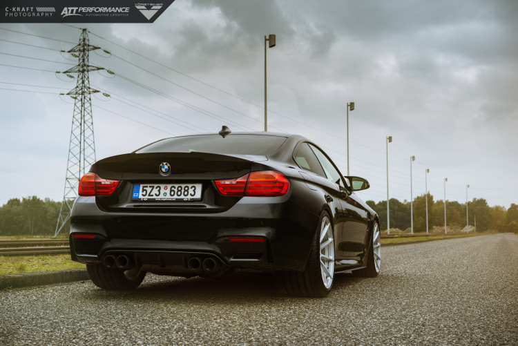 BMW M4 negro zafiro con llantas Vorsteiner V-FF 102