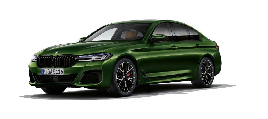 El BMW M550i Facelift recibe 530 CV y el color Verde Ermes