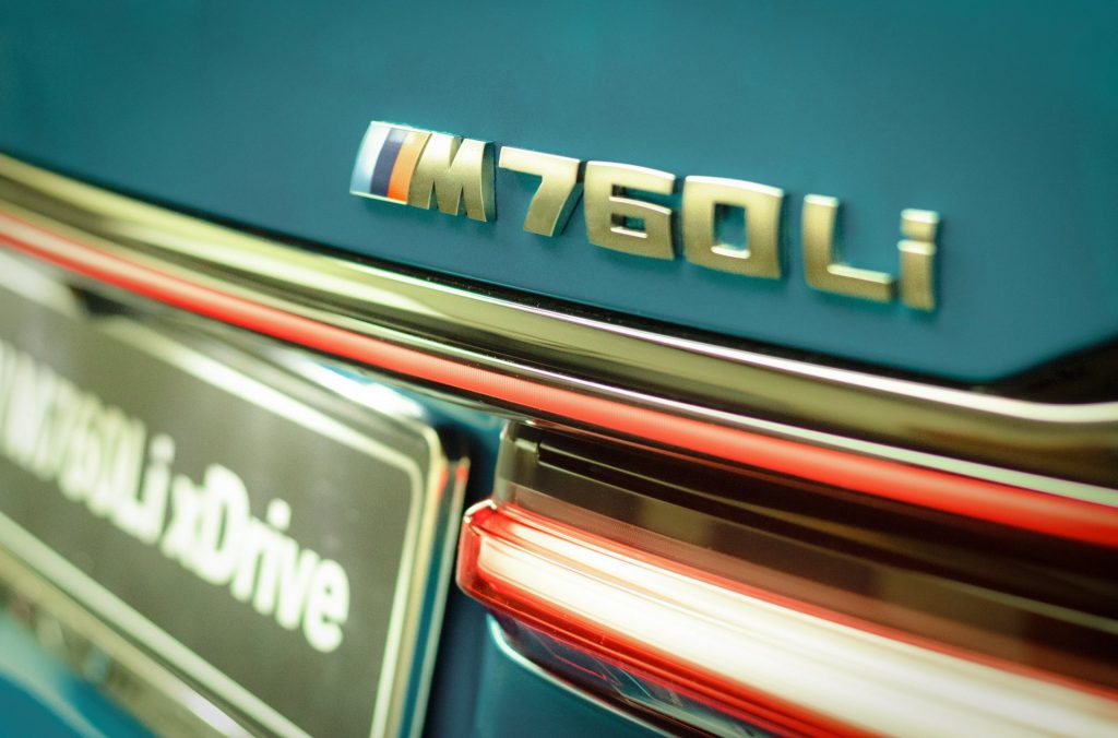 El BMW M760Li muestra la supremacía del 12 cilindros en el desafío de aceleración contra el 750i
