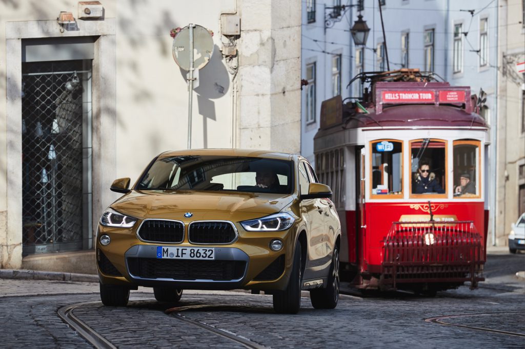 El BMW X2 corre con un patinador por Lisboa