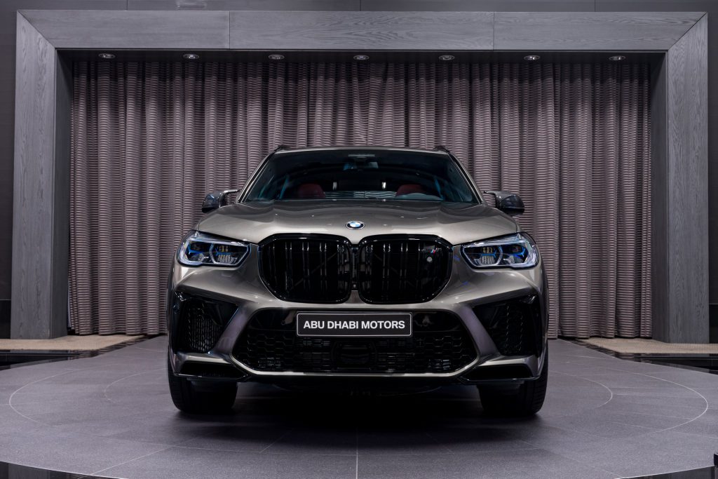 BMW X5 M Competition en gris Manhattan metálico en el concesionario de Abu Dhabi
