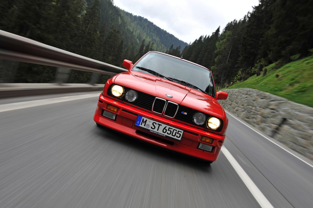 E30 M3 vs Porsche 911 Carrera 3.2 — Batalla de leyendas