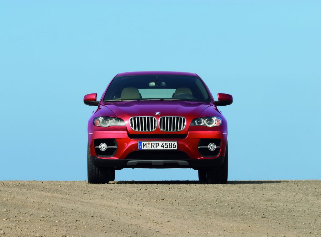 Aquí está un BMW X6 eléctrico haciendo un giro de tanque
