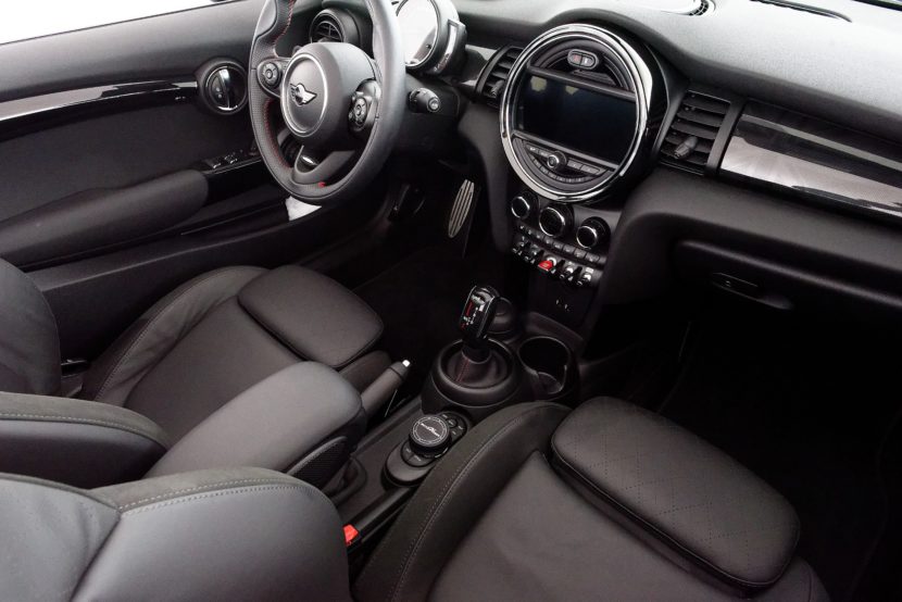 F57 Cabrio JCW rot 18 300 830x554
