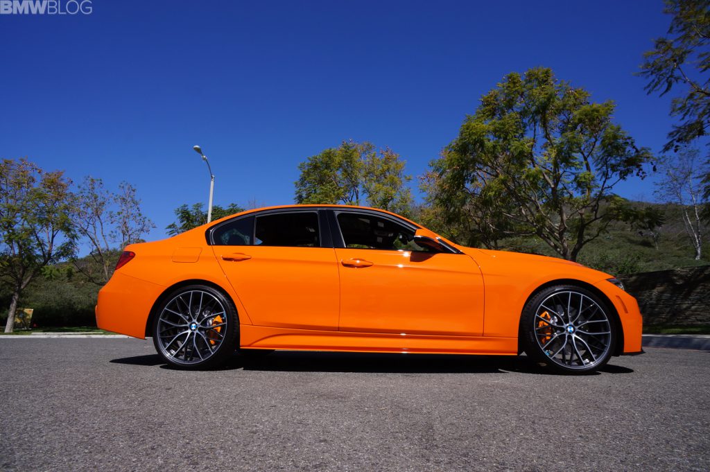 Fire Orange BMW 335i con transmisión manual