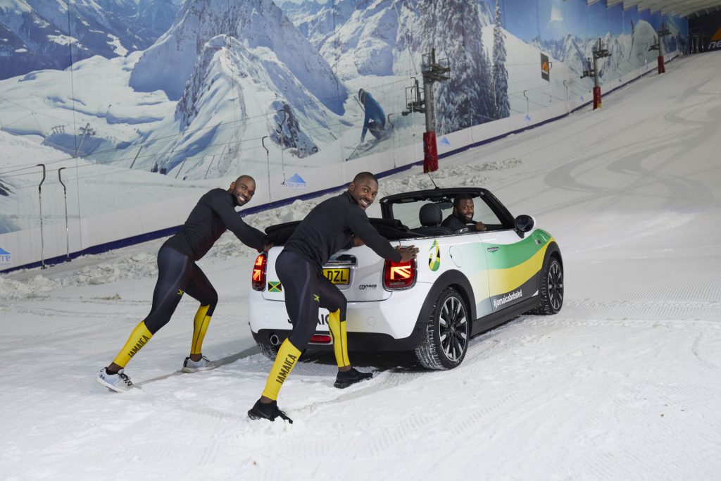 El equipo jamaicano de bobsleigh se entrena en las pistas con un MINI Convertible