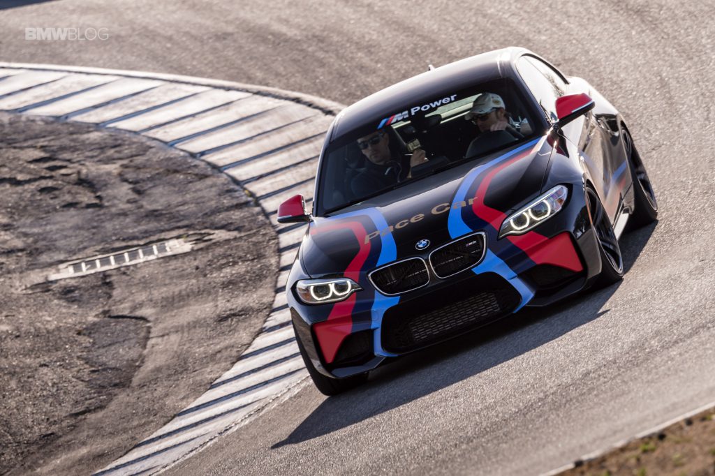 Un vistazo a un BMW M2 de color zafiro negro