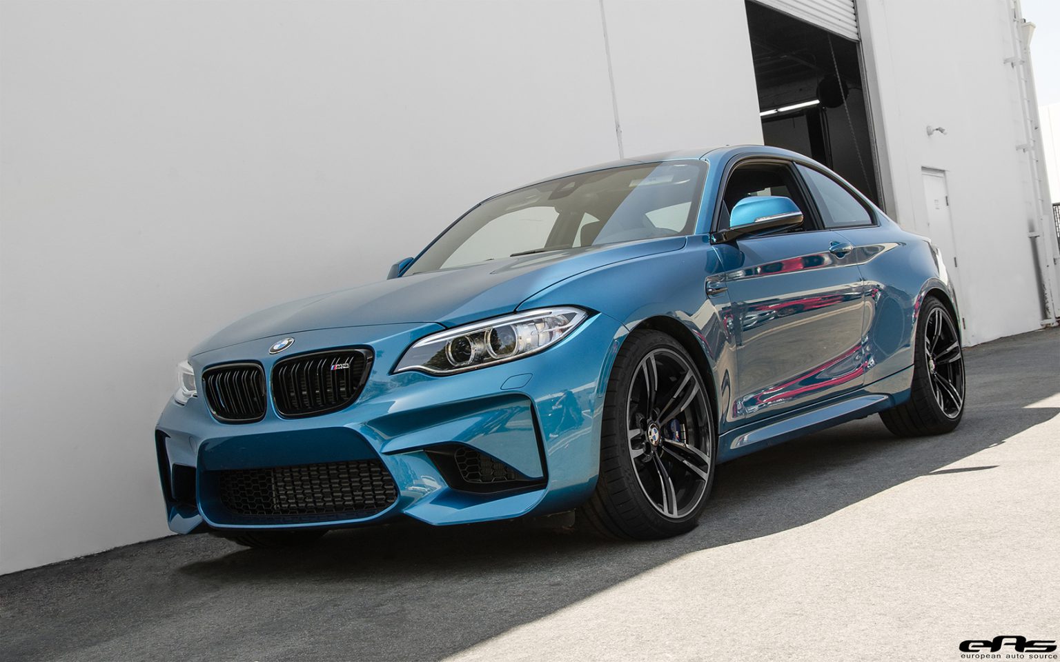 El BMW M2 de color azul Long Beach recibe un escape M Performance ...