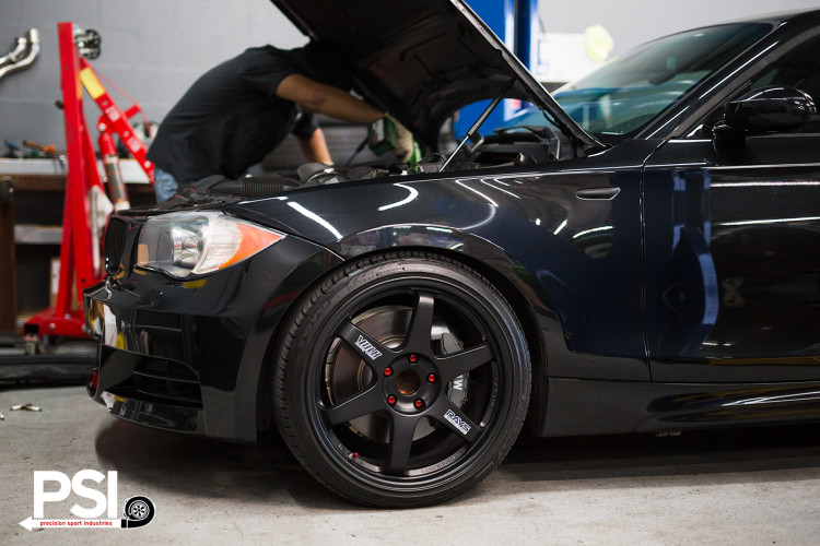 Negro azabache BMW E82 Serie 1 con llantas VOLK instaladas