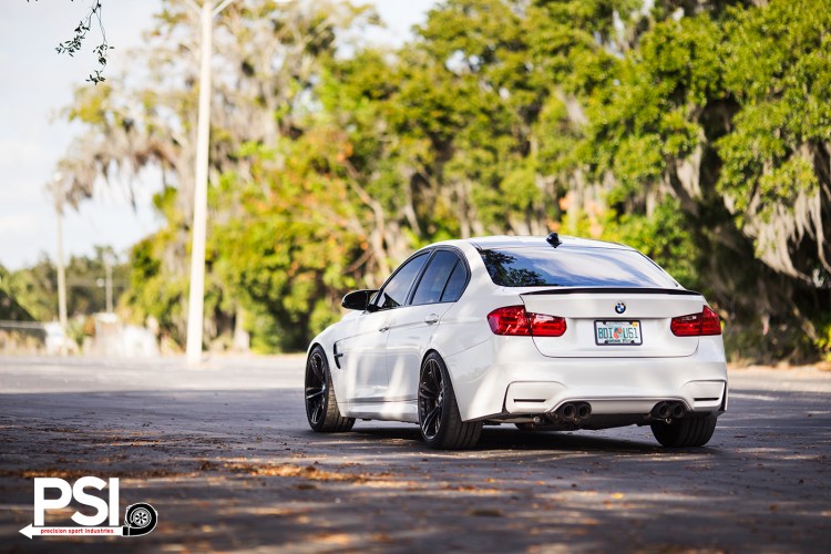BMW M3 Sedán blanco alpino con fibra de carbono instalada