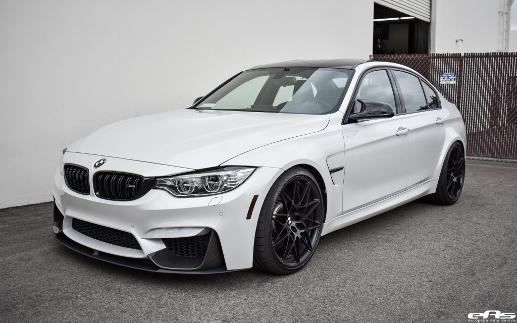 Un BMW M3 ZCP blanco mineral recibe la instalación de piezas M Performance