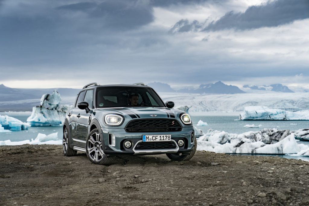 El MINI Countryman posa para la cámara en la impresionante Islandia