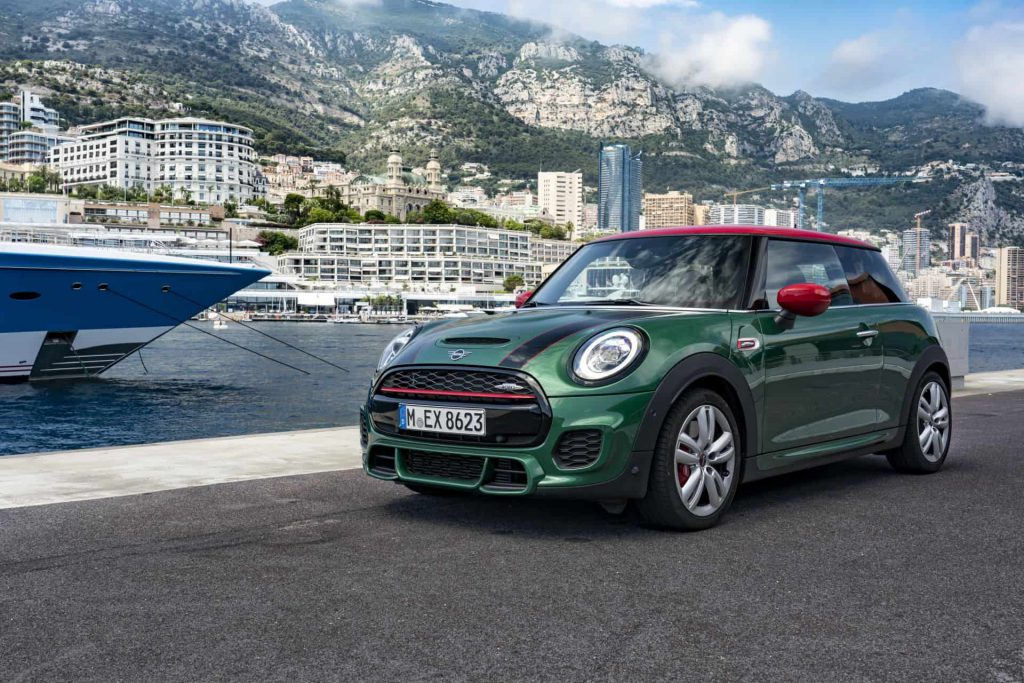 Mira cómo se compara el nuevo MINI con un Mini clásico