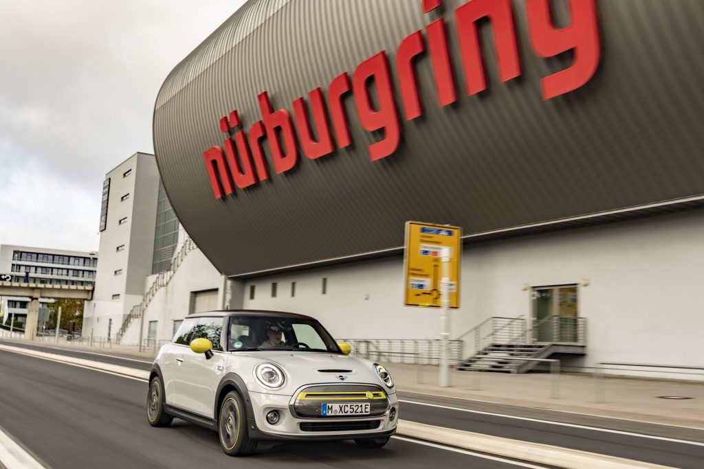El MINI Cooper SE da una vuelta a Nurburgring sin frenar