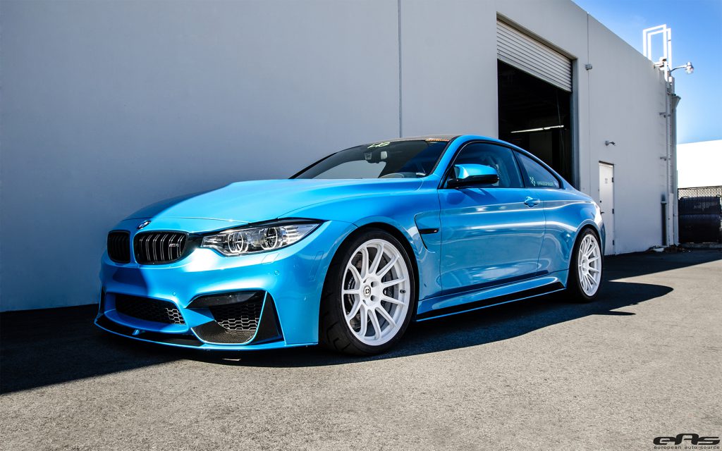 El BMW F82 M4 azul perlado se modifica