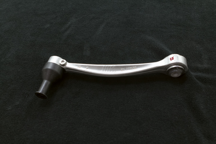  Brazo de control del eje trasero y horquilla optimizados para la rigidez y el peso en el BMW M3 y M4, en tecnología de forjado de aluminio.