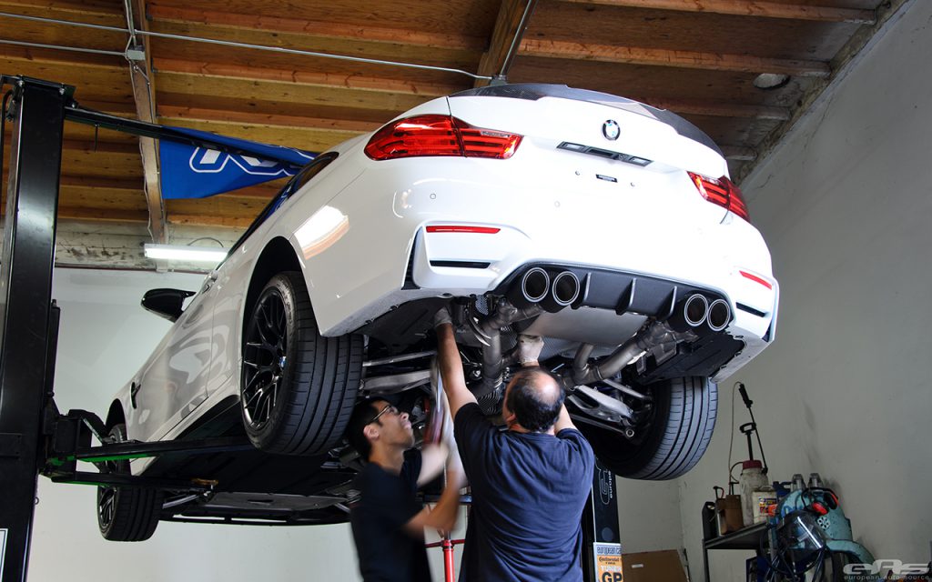 Sistema de escape Remus instalado en el BMW M4 blanco alpino