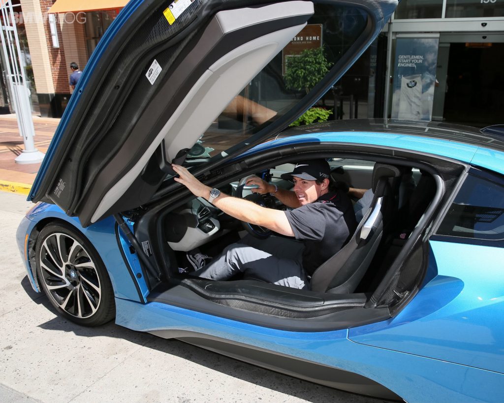 La estrella del golf Rory McIlroy saca a pasear el BMW i8