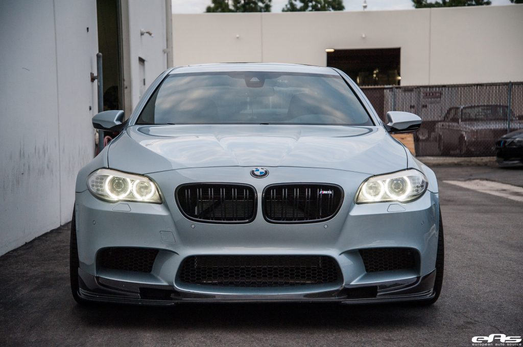 BMW M5 de Silverstone con llantas azules y un escape personalizado instalado