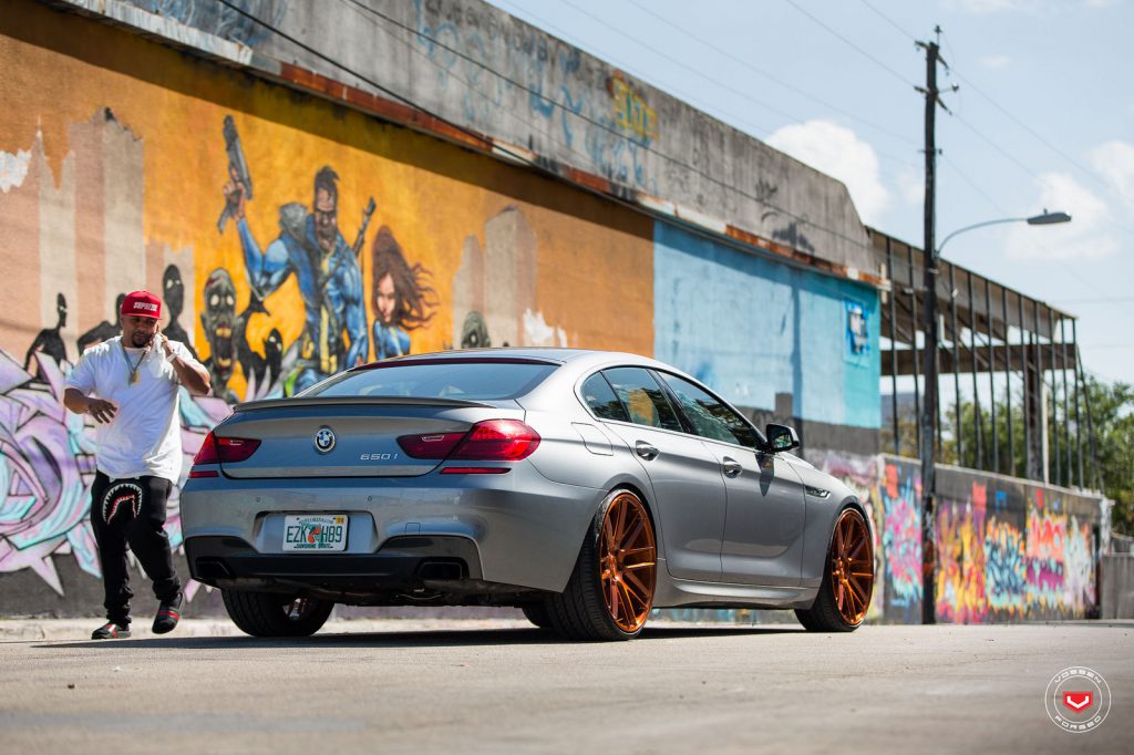 El BMW Serie 6 gris espacial metalizado recibe unas llamativas llantas de bronce