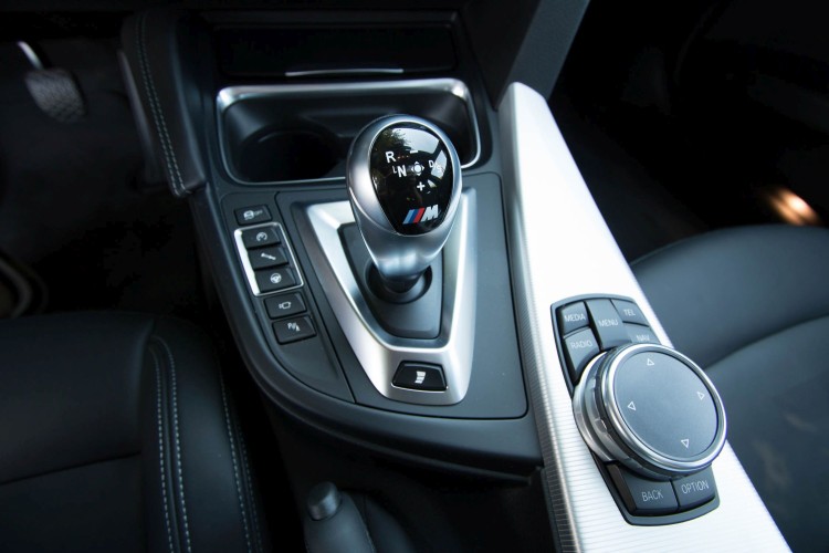 Los botones de la consola central en los que se puede ajustar la configuración de M Engine Dynamics, la suspensión adaptativa M y Servotronic