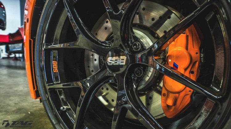 El BMW M4 naranja fuego está en llamas! Gracias a TAG Motorsports