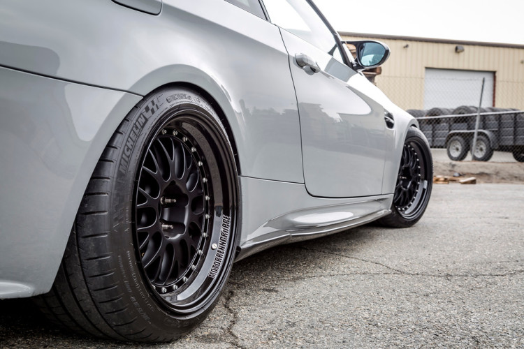 Modo de carbono Goodies en un BMW E92 M3 gris nardo