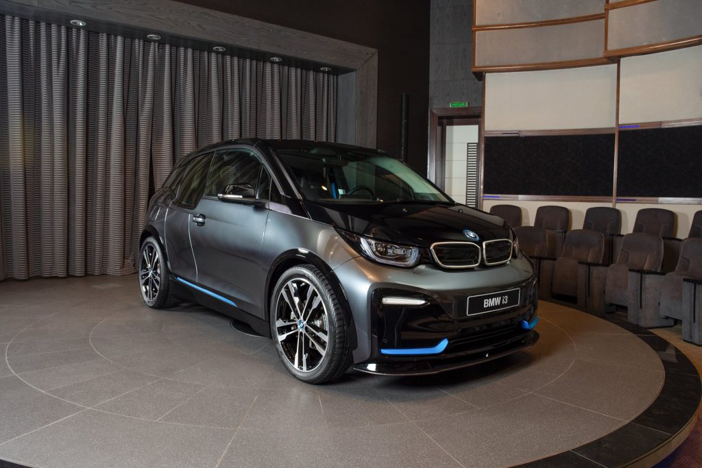 El BMW i3s 2020 se presenta en gris mineral en el concesionario de Abu Dhabi