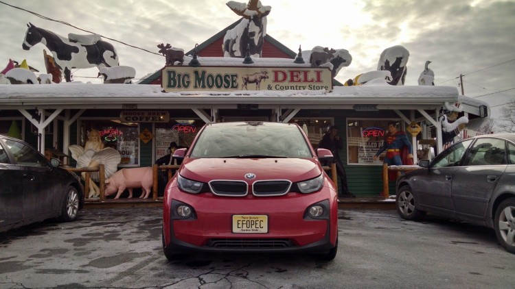 El REx funcionó perfectamente en mi viaje por carretera de Nueva Jersey a Vermont. Conduje 111 millas con la batería y 351 con el REx, necesitando un poco menos de 10 galones de gasolina para el viaje. Estaré encantado de sustituir la carga de gasolina en los viajes largos por un par de paradas de carga rápida de 30 minutos una vez que la infraestructura madure, pero por ahora el REx es mi mejor opción para el viaje largo ocasional.