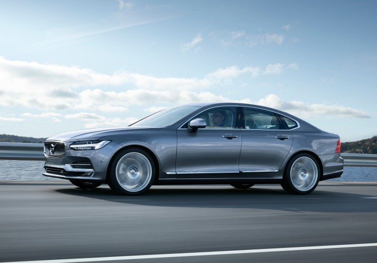 170099 Medio perfil Volvo S90 Mussel Blue 750x524