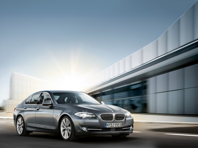 Fondo de pantalla de 2011 bmw serie 5 sedán 655x491