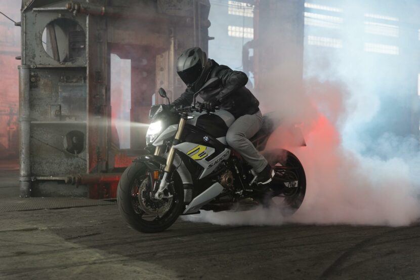 2021 bmw s 1000 r 23 830x553