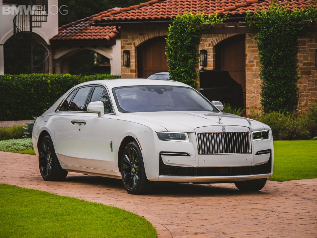 El Rolls-Royce Ghost se pasea en otoño por Japón