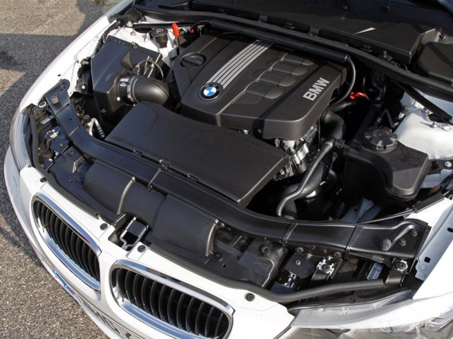 BMW 320d EfficientDynamics 2010 Motor Foto1 655x491
