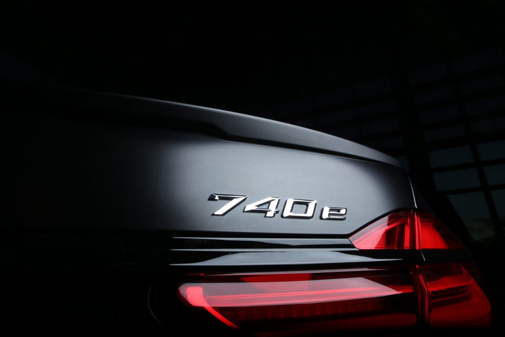 El coche de lujo ecológico i9 propuesto se sustituye por un i7 más espacioso