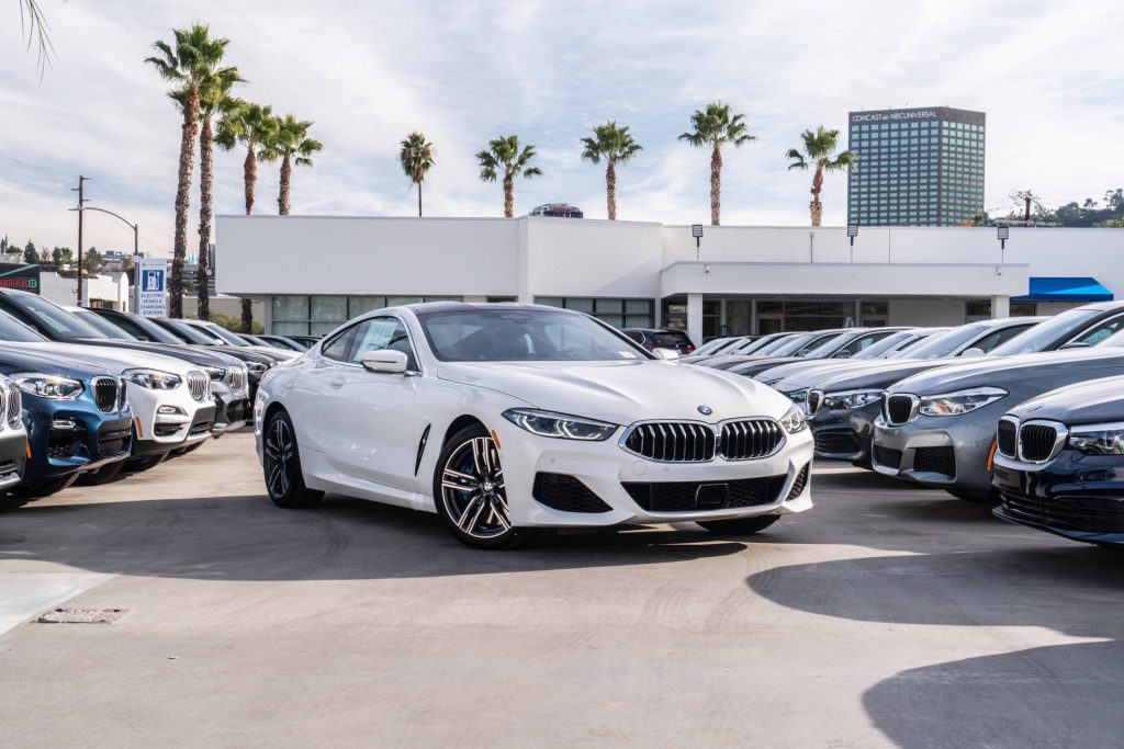 El nuevo BMW M850i Coupé luce un aspecto impresionante en blanco alpino