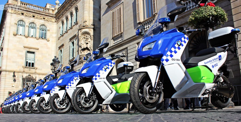 La policía de Barcelona recibe la primera flota del scooter eléctrico BMW C evolution