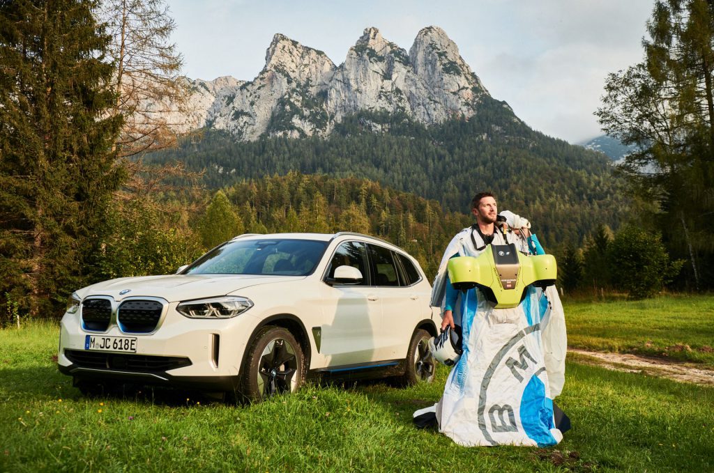 BMW i y BMW Designworks crean el primer wingsuit electrificado