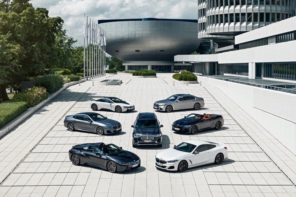 BMW destaca su familia de lujo frente a su sede