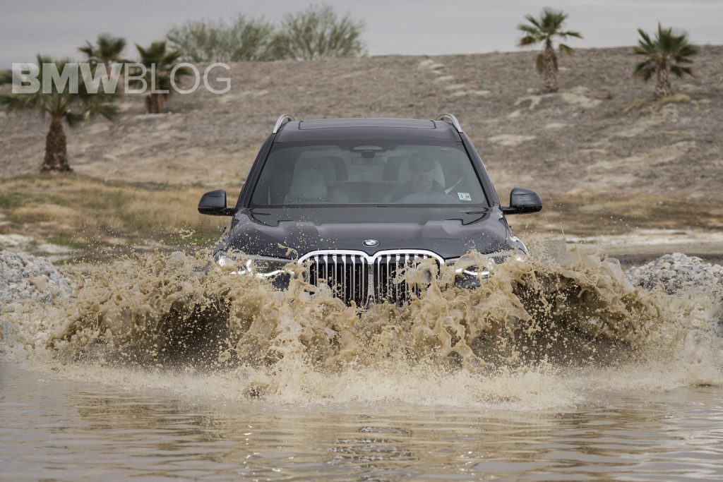 Más diversión con el BMW X7 en un recorrido off-road