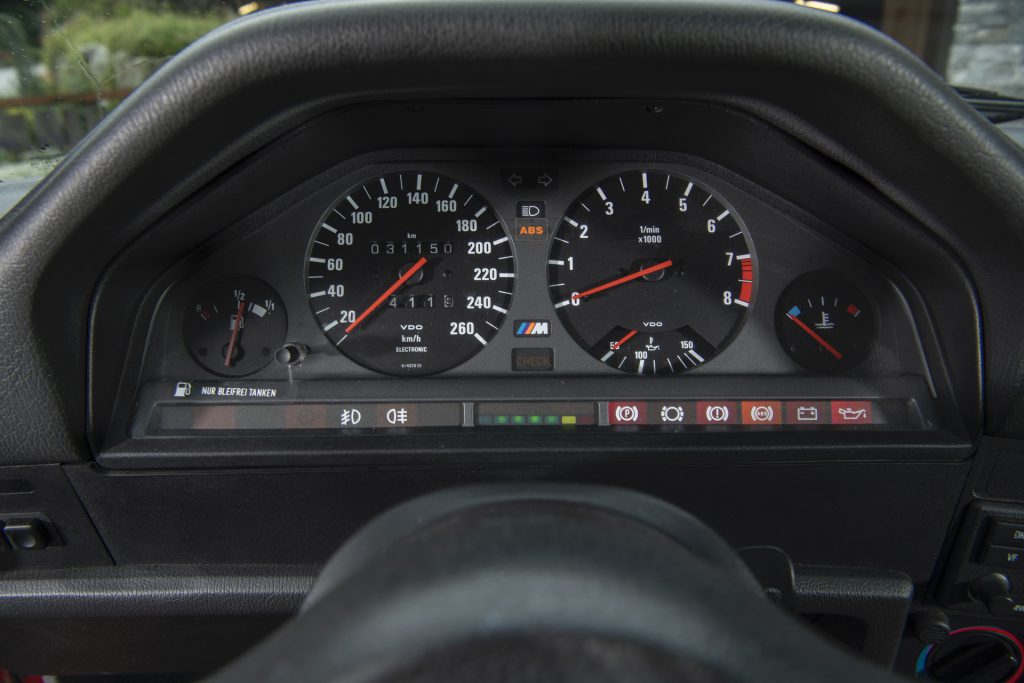Súbete a este BMW E30 Turbo 870 para una carrera de Hillclimb