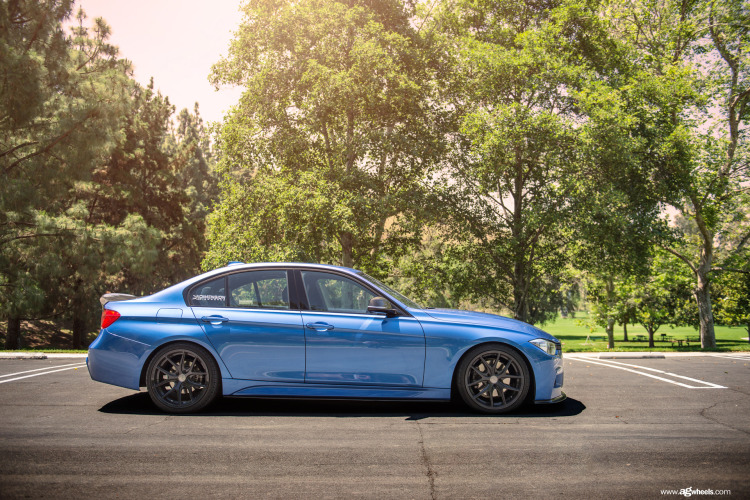 BMW F30 328i Azul Estoril con llantas Avantgarde